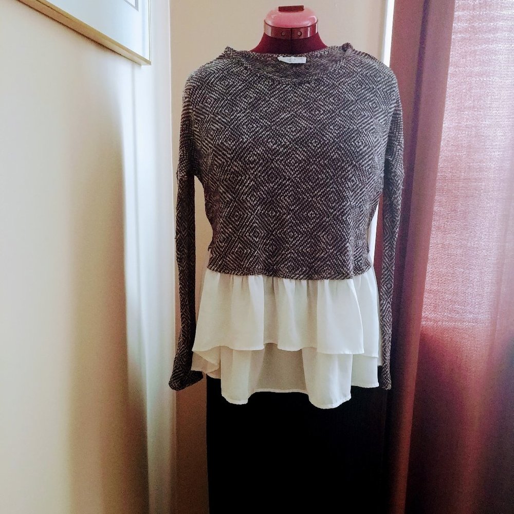 🔽 🌈 2/$25: Le Lis Collection light knitted top with ruffle peblum
